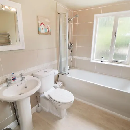 Pear Tree House 휫비